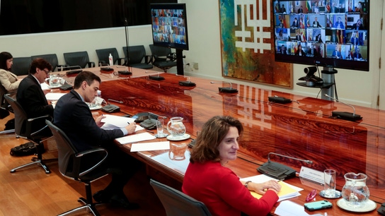 El presidente del Gobierno, Pedro Sánchez, mantiene una videoconferencia con los presidentes autonómicos
